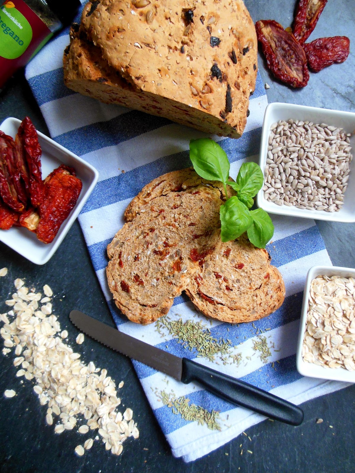 Kulinarikus: Leckere Schnittchen vom Tomaten-Kräuterbrot
