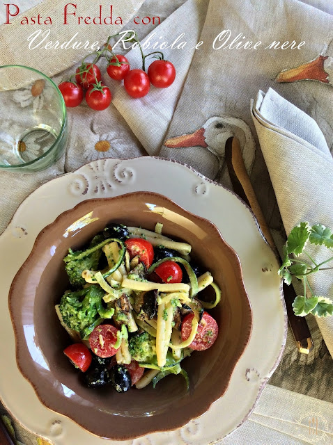 pasta fredda con verdure, robiola e olive nere. mirtilla e il furto di pomodorini...