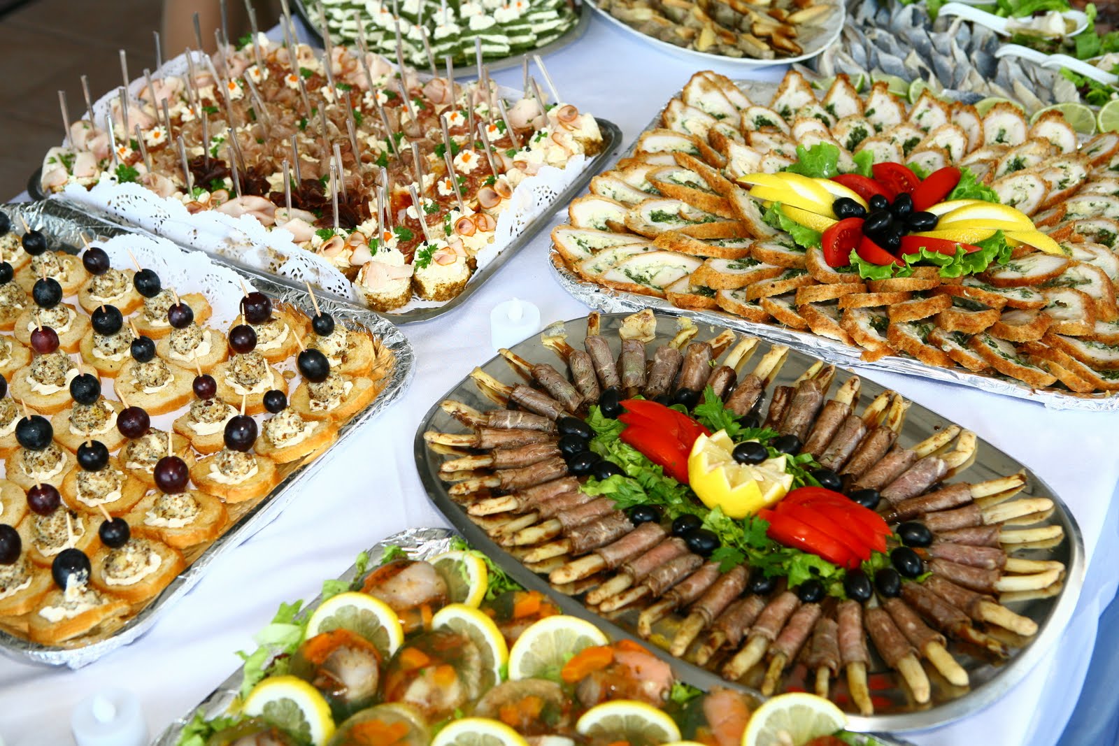 holiday-ideas-party-ideas-arranging-the-foods