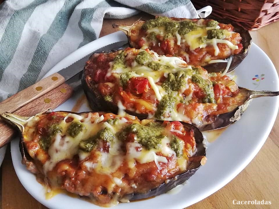 Berenjenas rellenas con verduras y carne | Caceroladas