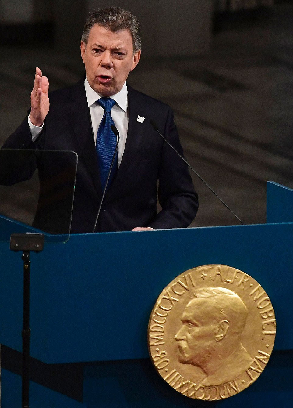 PREMIOS NOBEL 2016 10/12/2016 - Página 11 3B3C767200000578-4020496-President_Juan_Manuel_Santos_won_the_prestigious_award_for_reach-a-8_1481400213861