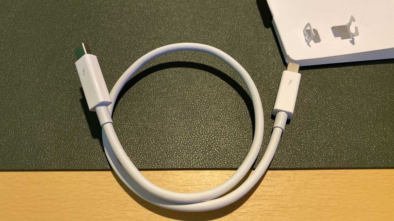 いまさらですけど・・・Apple Apple Thunderboltケーブル (0.5 m)|密林レビューでは言えない！！