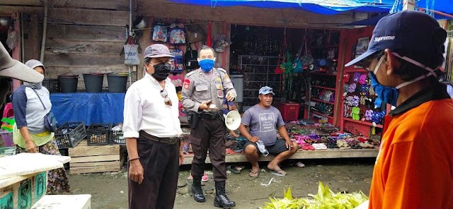 Personel Polsek Malangke Polres Lutra Melakukan Himbauan Kepada Masyarakat Pengunjung Pasar Belawa Baru