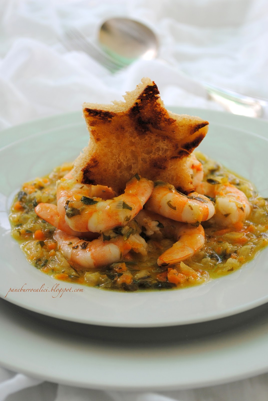 Pane, burro e alici Antipasto di gamberi in salsa di verdure