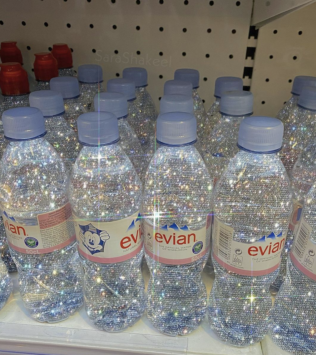 Imagine water. Evian газированная. Глиттер Evian.