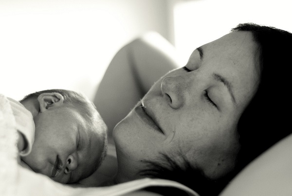 8 tips for treating postpartum sleep disorders