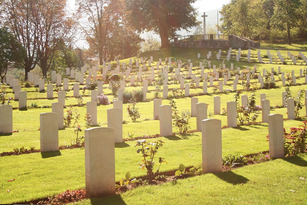 погост кладбище. крест каменный на кладбище. кладбище нордфридхоф мюнхен. старинное кладбище. кладбище в россии.