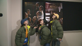 (左起)柳真、金素妍、李智雅抓緊時機為戲宣傳