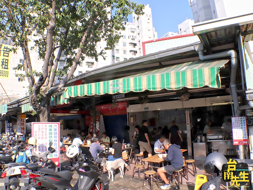 台南虱目魚湯/無店名無招牌飄香40多年/老饕私藏口袋名單/在地人從小吃到大/當天現宰用料新鮮/一大早就人潮滿滿