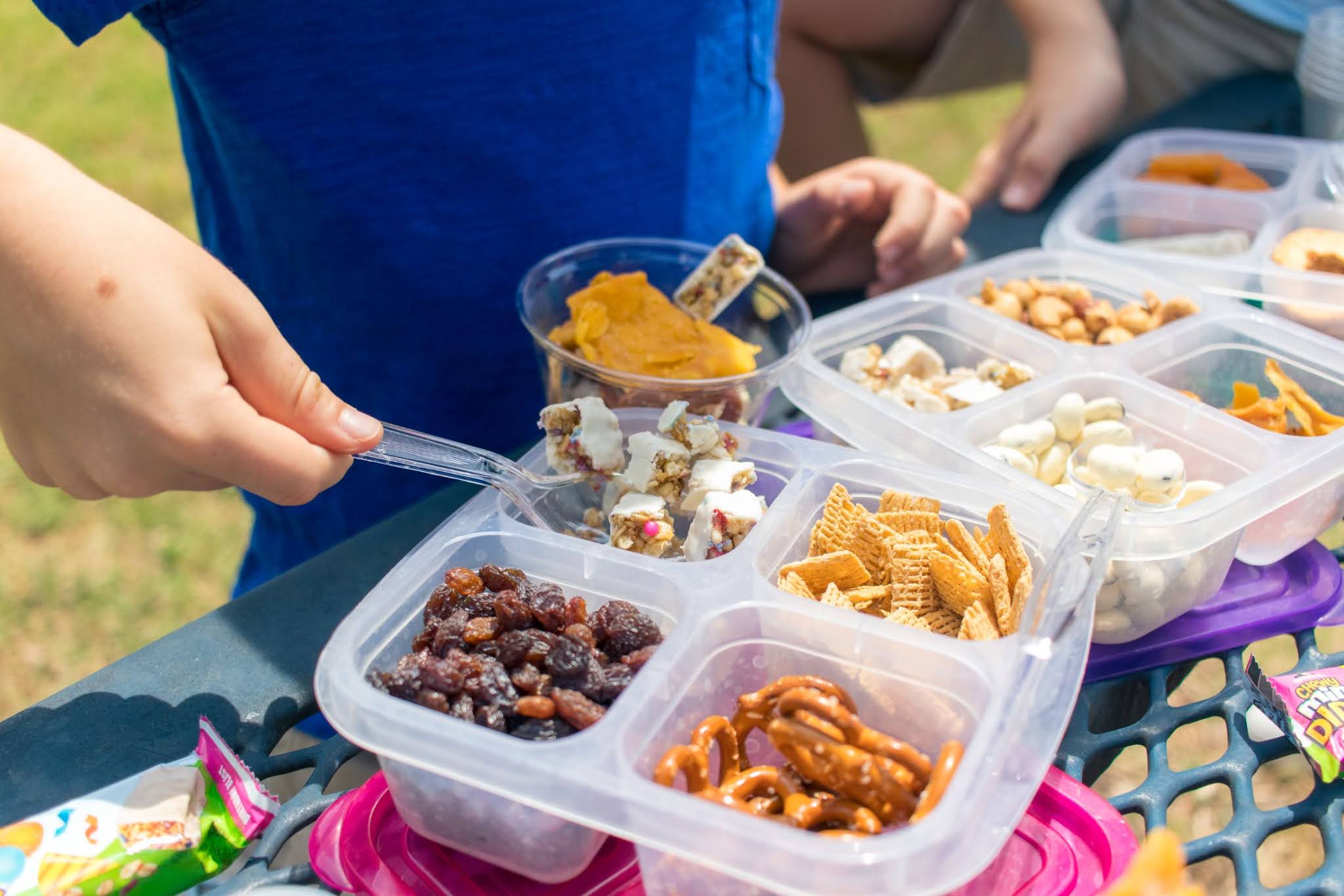 Lunchbox Dad Using Quaker Chewy Mini Dipps in new Birthday Blast