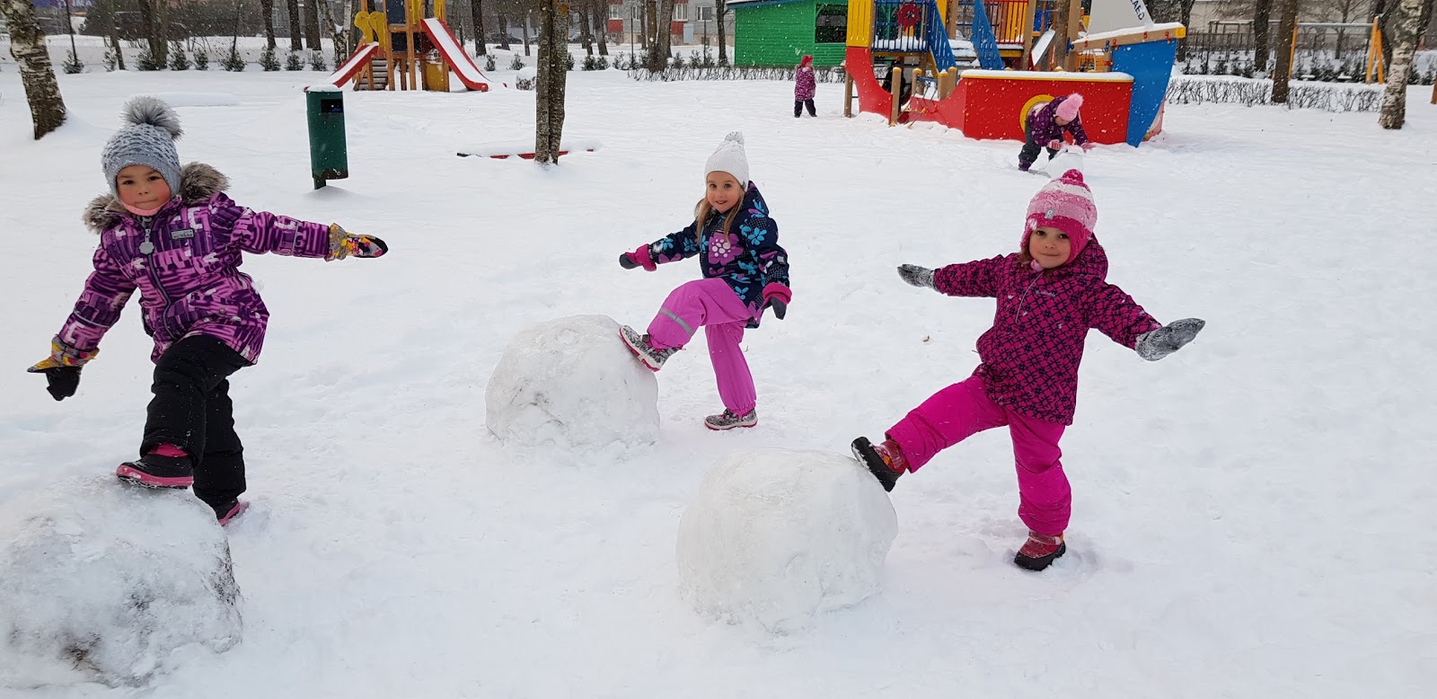 Играем со снегом. Игры со снегом в детском саду на прогулке. Прогулка на воздухе дети. Спортивные игры на прогулке зимой. Фоторассказ о зимней прогулке.