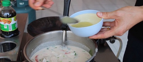 Vào bếp làm súp dừa gà Thái Lan Cho-nuoc-cot-chanh-vao-noi-cot-dua