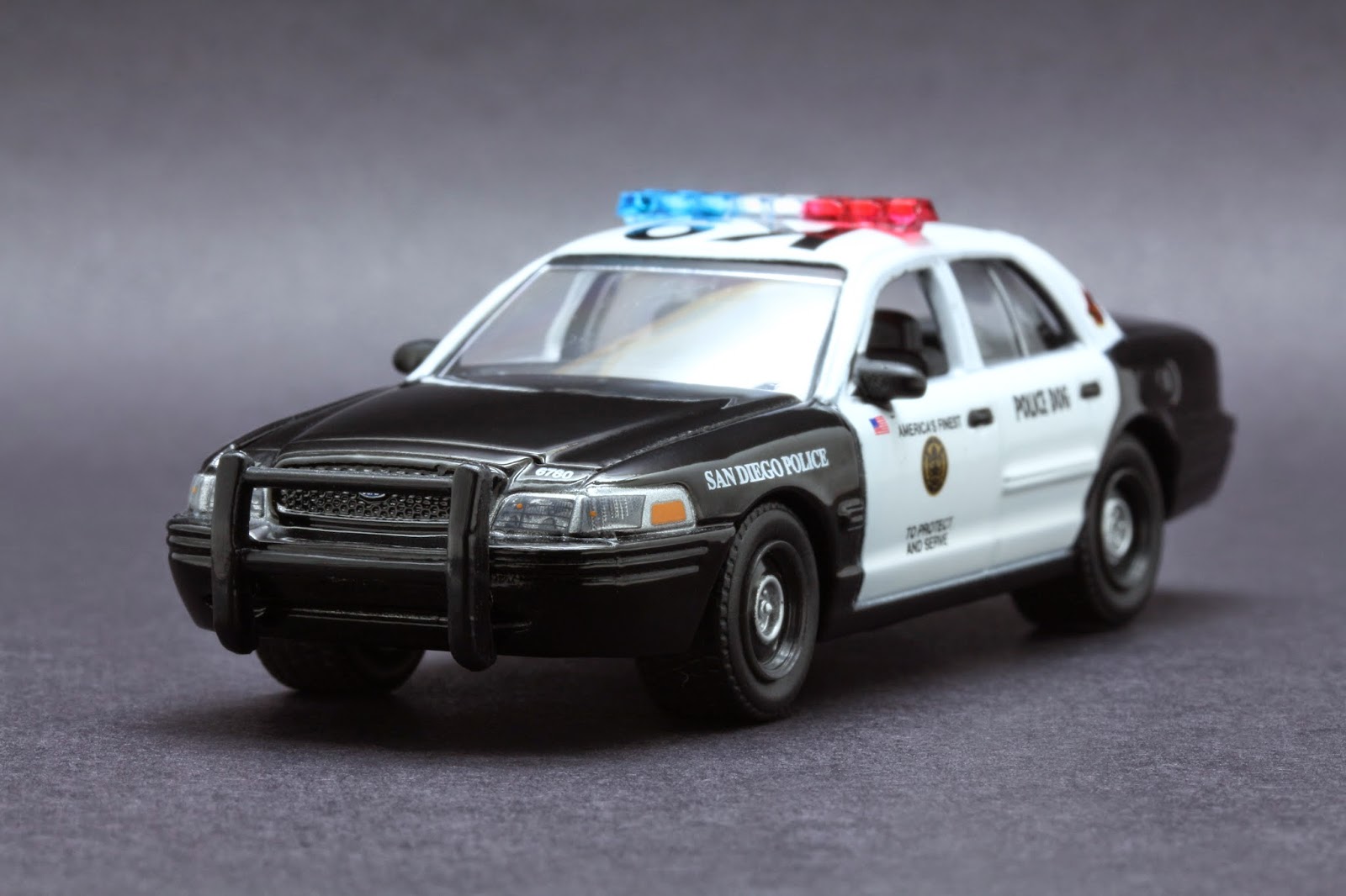 Diecast Hobbist 2011 Ford Crown Victoria San Diego, CA Police Canine Cars