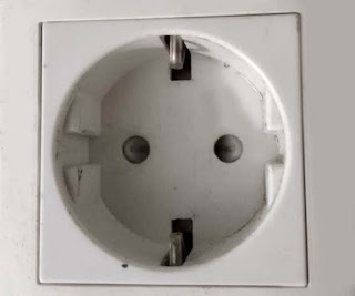 kenapa colokan listrik di rumah meleleh, gosong atau terbakar?