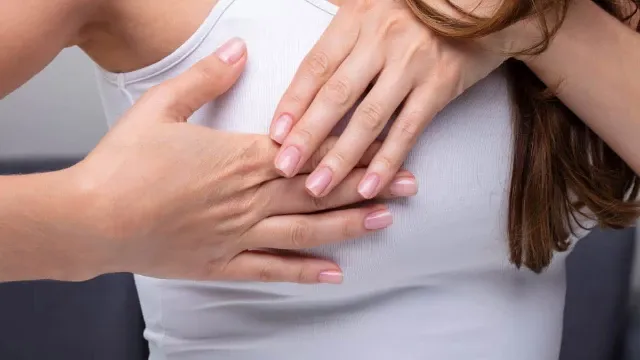 آلام الثدي - الأسباب والأعراض والعلاج بالتفصيل