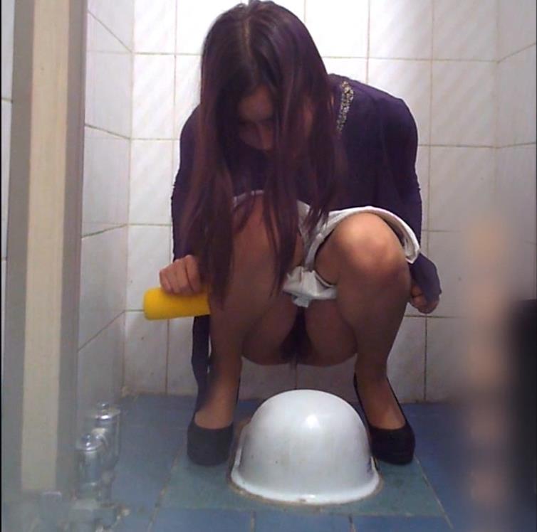japanese-girls-peeing-on-the-toilet