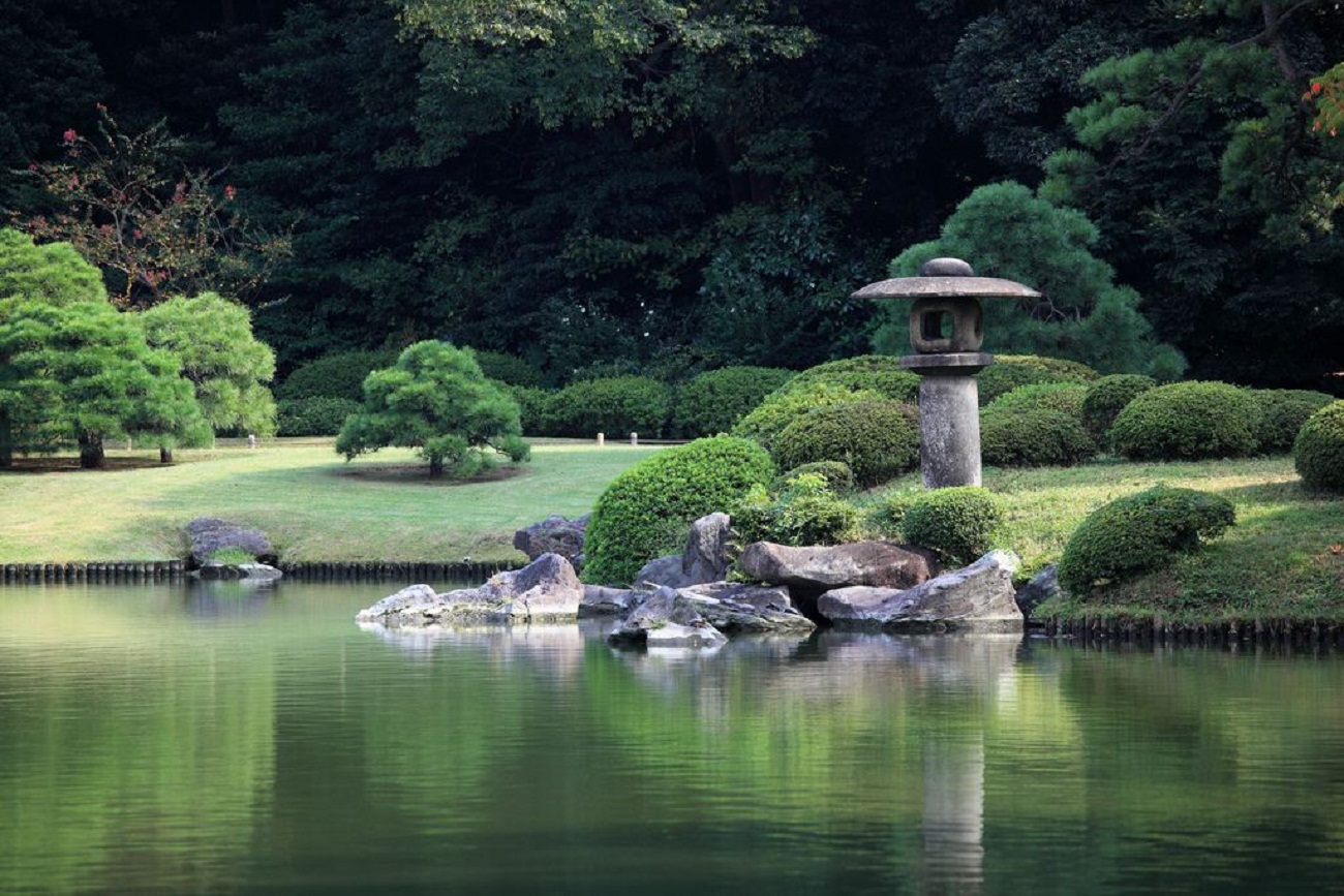 Японский пруд. Пруд в саду Япония. Сад Рикугиэн Токио. Парк Рикугиен, Токио, Япония. Сады камней Японии в Токио.