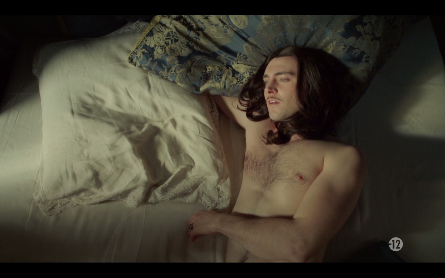 Versailles 2x01 - Alexander Vlahos, Naked Extras & George Blagden.