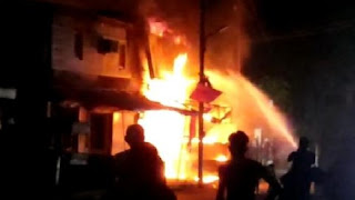 कानपुर के स्वरूप नगर में लगी भीषण आग, आग बुझाने में तीन दमकल जुटी
