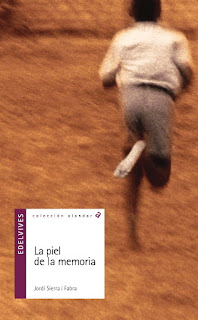 Portada del libro La piel de la memoria. Muestra la espalda de un niño maliense corriendo Portada del libro La piel de la memoria. Muestra la espalda de un niño maliense corriendo