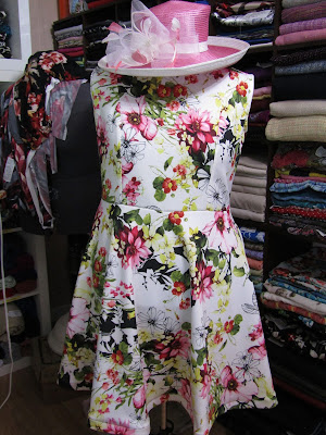 Fit & flare floral knit derby day dress www.sewplus.blogspot.com