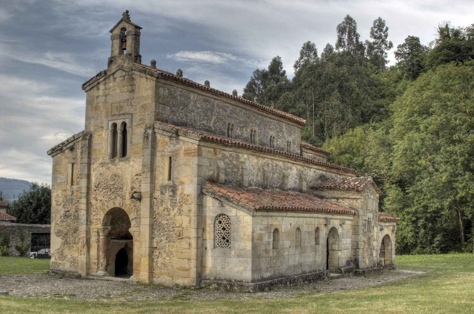 Foto de Iglesia de San Salvador en Illano, Asturias