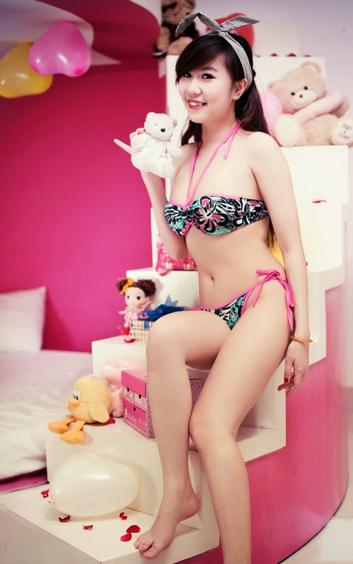 Hotgirl Nu Phạm khoe cơ thể bốc lửa cùng bikini mỏng tanh