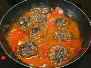  Morcilla con salsa de tomate 