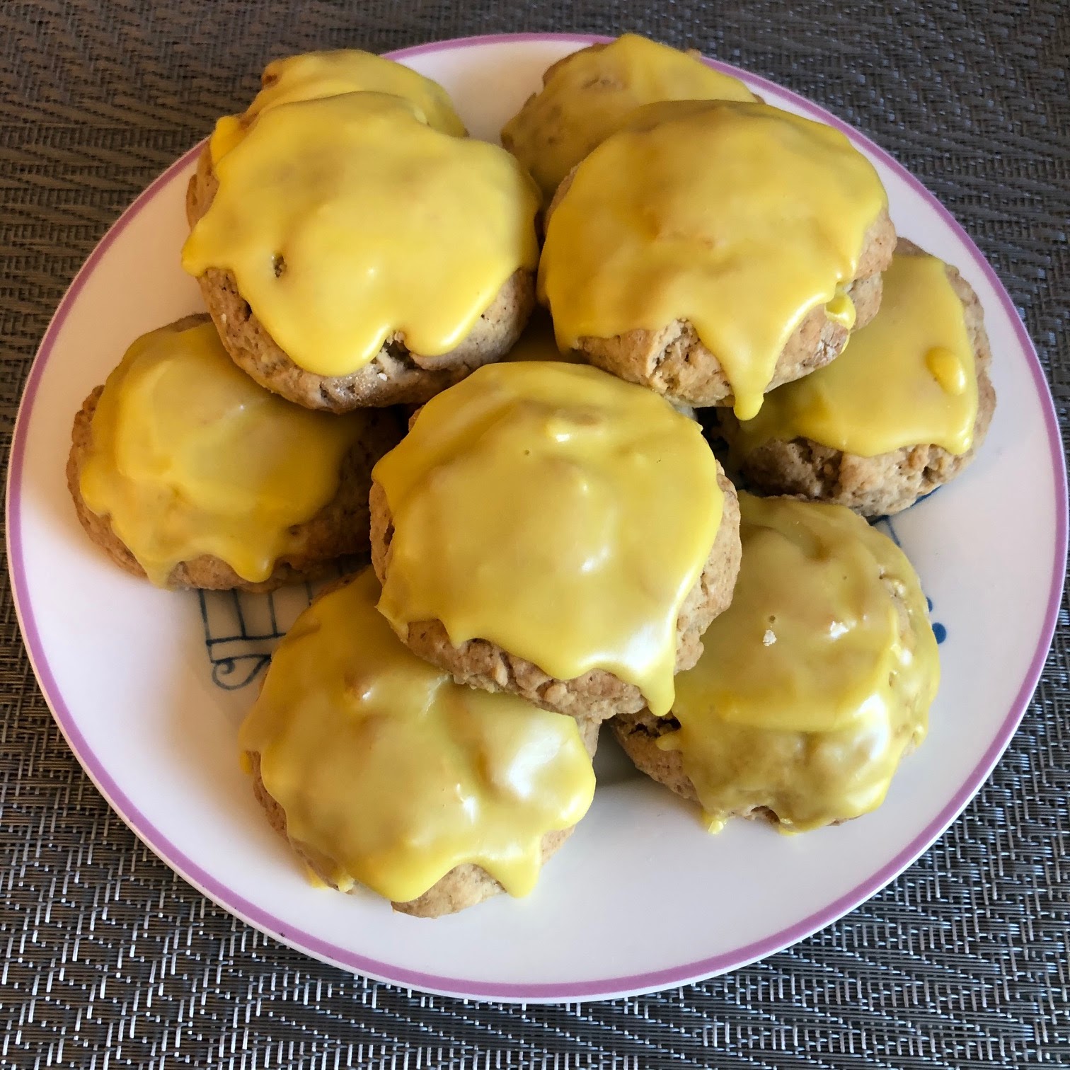 Chez Maximka Yogurt oat cookies with saffron icing