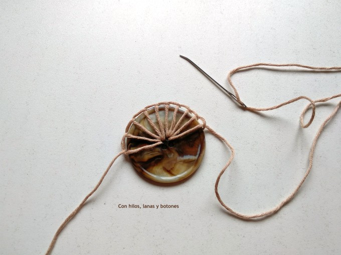 Con hilos, lanas y botones: pulsera de ganchillo con botón (patrón gratis)