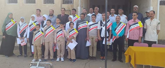 بحضور وكيل الادارة تكريم الطلبه الأوائل والمدرسين المتميزين بمدرسه عزبه درويش مع بدء العام الدراسى الجديد