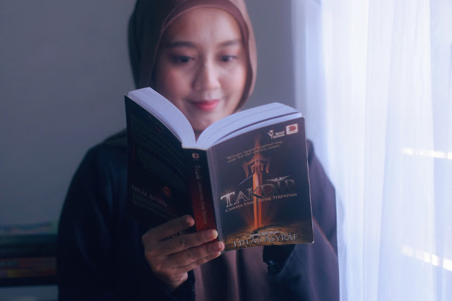 Takdir 1 : Cahaya Yang Tidak Terpadam by Hilal Asyraf