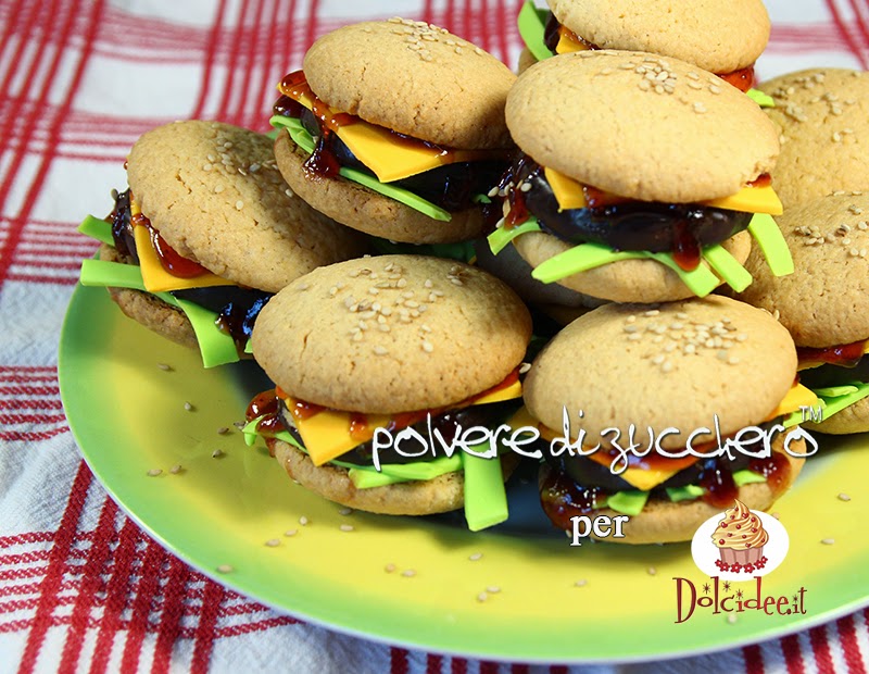 tutorial per dolcidee.it: cheeseburger dolci realizzati con biscotti e pasta di zucchero