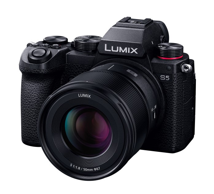 Объектив Panasonic Lumix S 50mm f/1.8 с камерой Panasonic Lumix S5