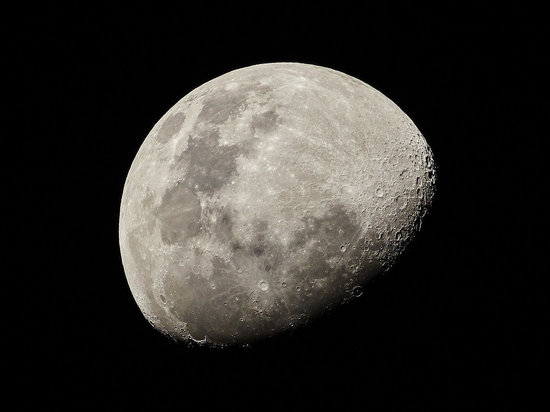 ROBIN WONG : Moon Shot With Olympus M.Zuiko 100-400mm F5-6.3 Lens