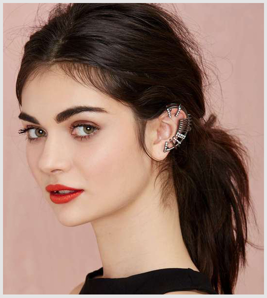7 StarApproved Ways to Wear Ear Cuffs  Peinados con trenzas Peinados  Peinado y maquillaje