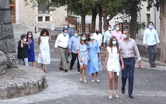 Queen Letizia wore a blue midi linen wrap dress by Adolfo Dominguez. Crown Princess Leonor wore a knot detail mini dress by Other Stories