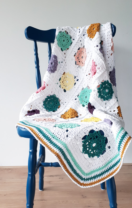 Crochet blanket, free crochet pattern: Field of Daisies Blanket | Happy in Red Crochet blanket, free crochet pattern: Field of Daisies Blanket | Happy in Red