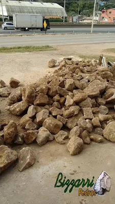 Pedra para calçamento do tipo pedra moledo, para calçamento com 15 cm a 20 cm de espessura.