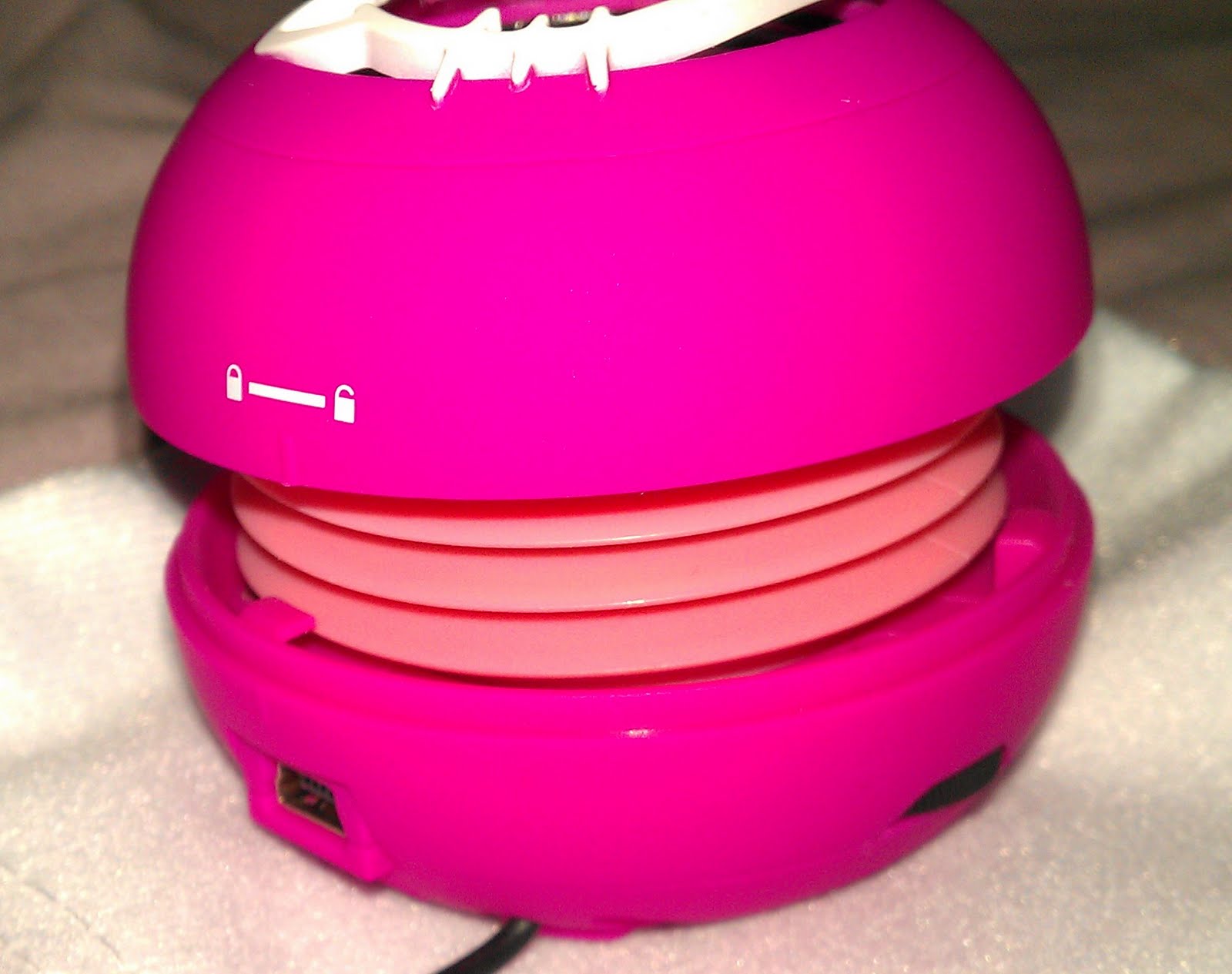 The Clover Beauty Inn: Hello Kitty Mini Speaker!