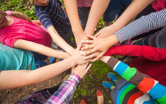 Γονέας χτύπησε ομαδάρχη σε κατασκήνωση γιατί ζήτησε στο παιδί να βάλει τη μάσκα
