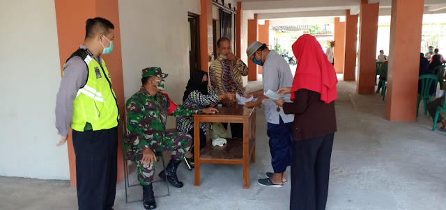 Anggota Koramil Kalijambe Amankan Pencairan BST Anggota Koramil Kalijambe Amankan Pencairan BST