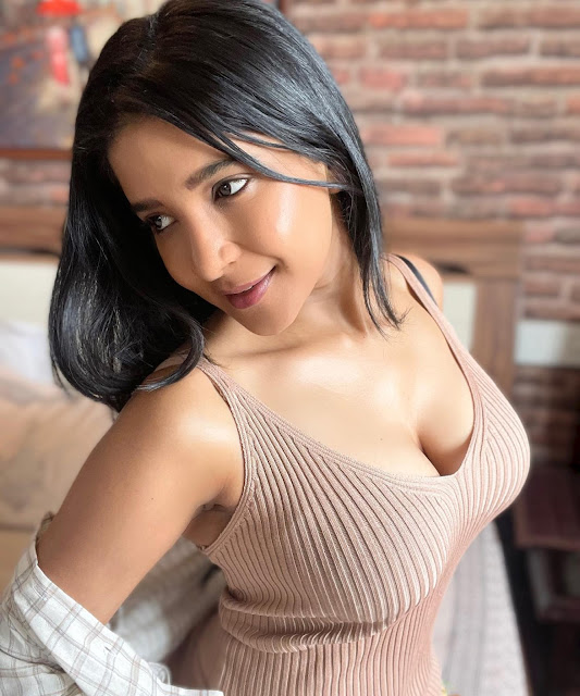 Sakshi Agarwal Hot Deep Cleavage Show Pictures in Check Shirt Navel Queens Sakshi Agarwal Hot Deep Cleavage Show Pictures in Check Shirt Navel Queens