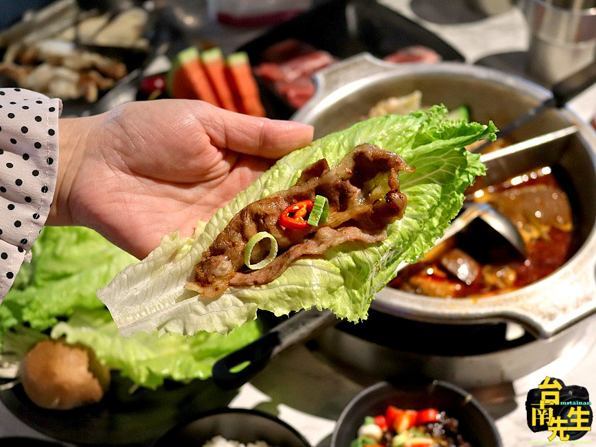 台南火烤兩吃吃到飽/上百種自助吧食材/9種湯頭鴛鴦火鍋/祖傳秘方麻辣鍋/精心燉煮老母雞/大骨熬湯不用高湯粉/還沒開門就排隊/開門半小時內客滿/挑戰業界最高CP值