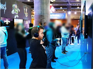 Enrique jugando a Kingdom Hearts 3 en la Madrid Games Week de 2018 con el mando Dual Shock 4