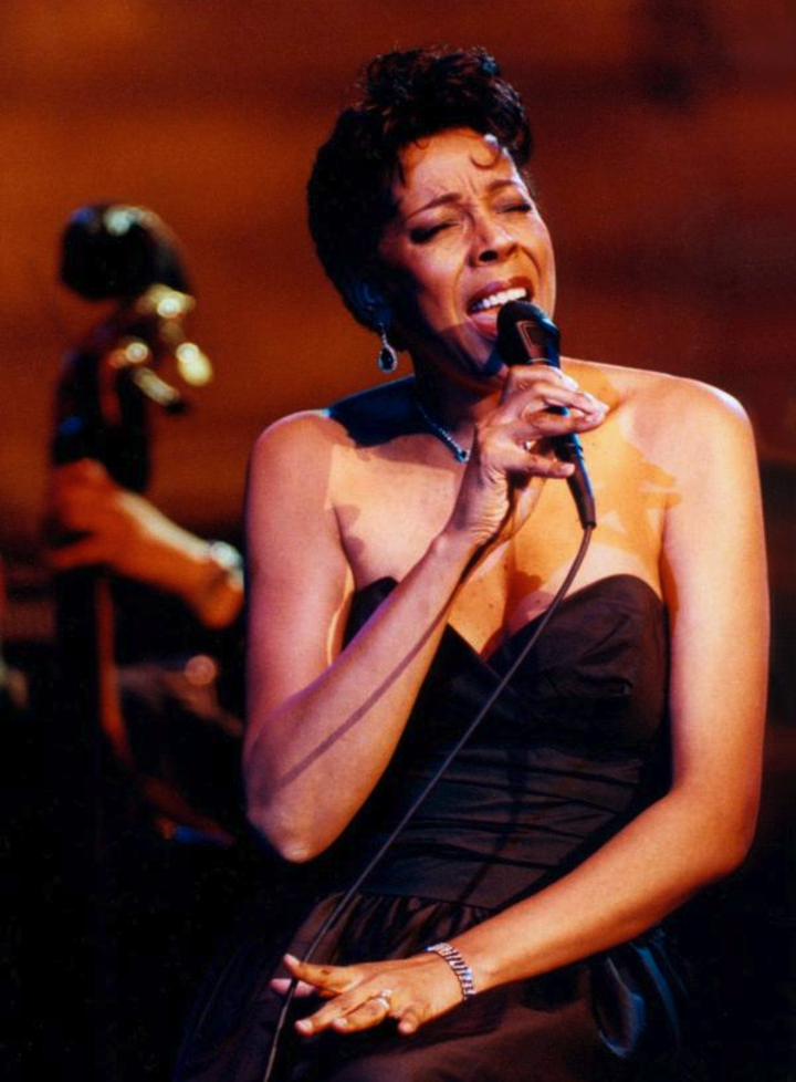 Певица ди ди румыния. Песня i feel so good. Dee daniels. Dee daniels. Dee daniels.