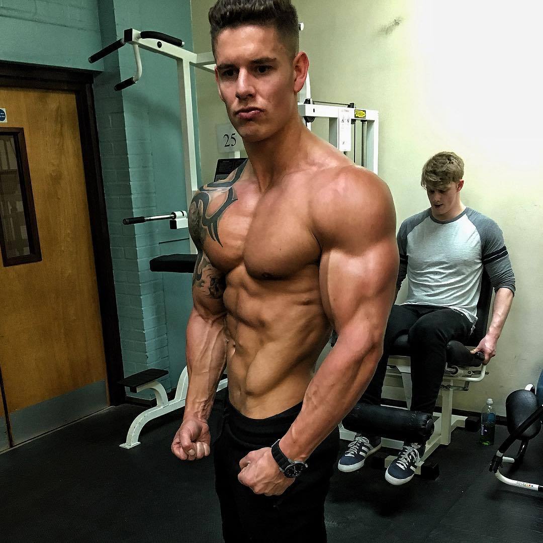 cocky-ripped-swole-alpha-dude-luke-hayes-shirtless-gym-bro-huge-biceps-flex-straight-dom-college-studs