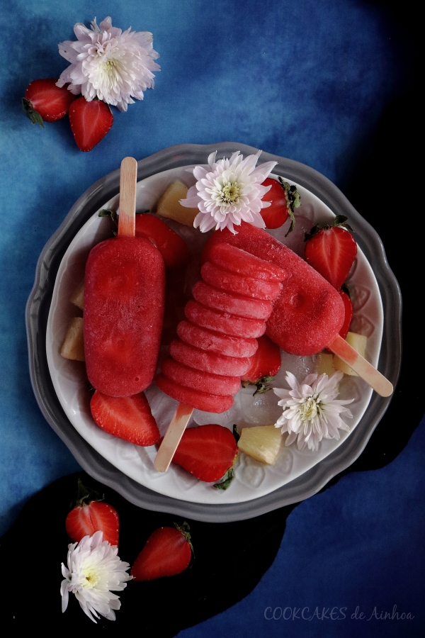 Polos de fresa, piña y malibú. Cóctel helado. Cookcakes de Ainhoa