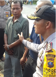 Tersangka saat ditangkap polisi. Tersangka saat ditangkap polisi.