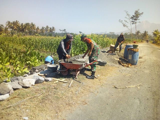 Babinsa Bersama Warga Goyong Royong Membuat Talud